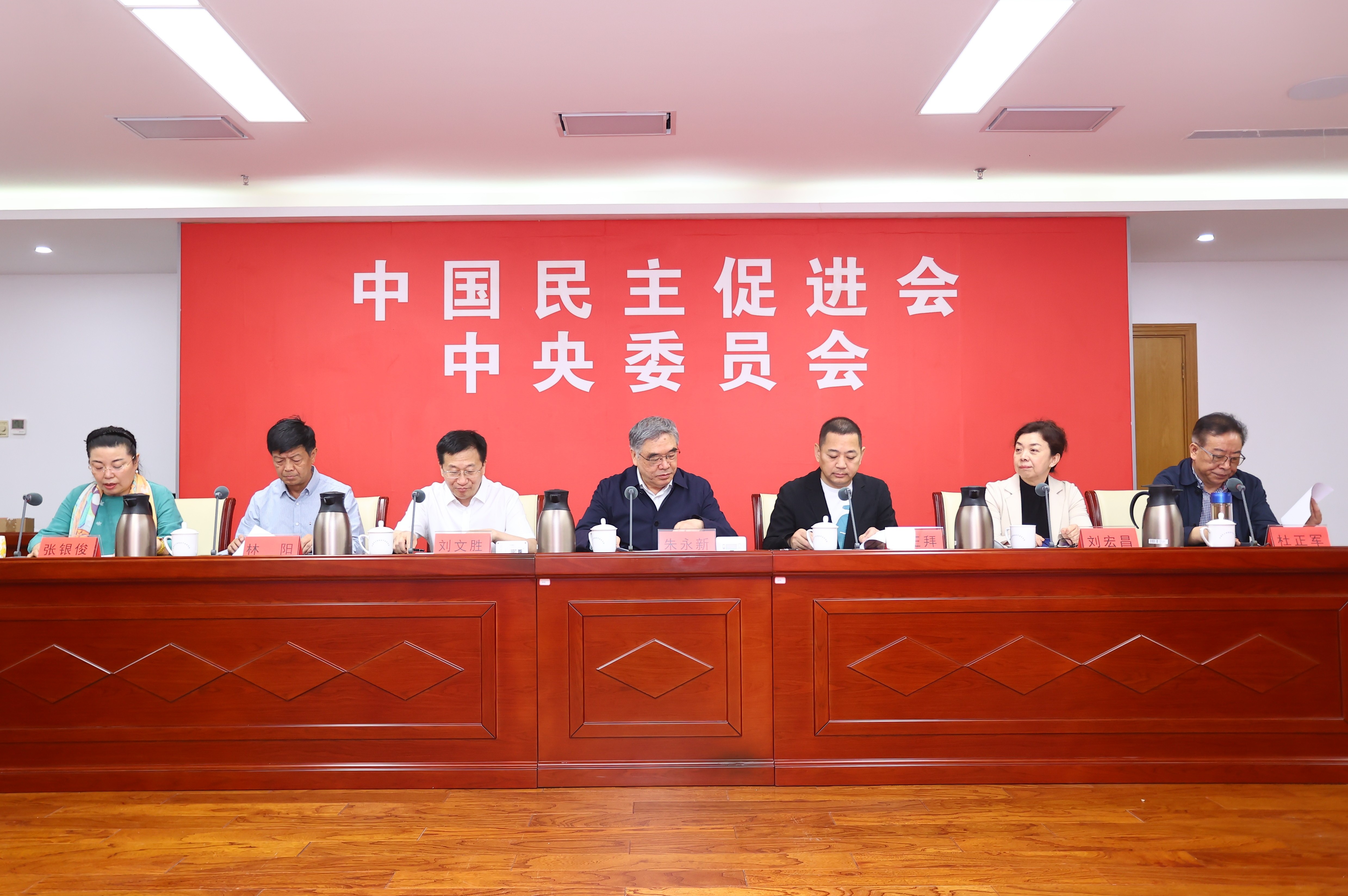開(kāi)明慈善基金會(huì)四屆一次理事長(zhǎng)辦公會(huì)擴(kuò)大會(huì)議暨捐贈(zèng)儀式在京舉行
